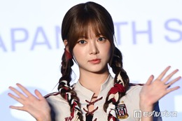 LE SSERAFIMウンチェ、美デコルテ際立つキャミ姿に熱視線「レベチのスタイル」「青空に白肌が映えてる」と絶賛の声