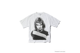 90年代に撮影されたBjorkのアーカイブフォトがTシャツに。Behind the Scenes(R)がLorenzo Agiusとコラボ