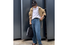 クールにきまる【ユニクロ】ユニセックス服。秋の白Ｔ×デニムも着るだけで洗練シルエットに【40代の毎日コーデ】