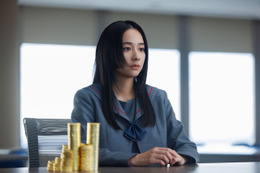 堀田真由、ダークで冷徹な天才役に挑む！ 森七菜＆蒔田彩珠主演「地雷グリコ」新キャスト