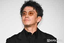 小栗旬、間宮祥太朗の和彫り姿アピール “8割全裸”に「ネイキッド間宮」とお茶目発言【バッド・ルーテナント：トウキョウ】