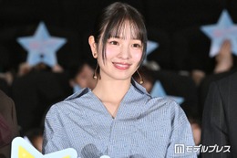 横田真悠、美ウエストちらりの白Tシャツ姿公開「お団子ヘア似合いすぎ」「大人っぽくてセクシー」と反響