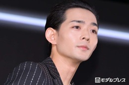 「VIVANT」新庄役・竜星涼、パリ凱旋門降臨「オーラがすごい」「スタイル良すぎて脚が収まってない」の声
