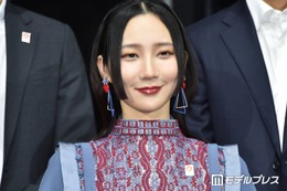 ファーストサマーウイカ、胸元ざっくりキャミドレス姿披露に反響「まさに妖艶」「目が釘付け」の声 画像
