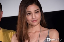 黒木メイサ、ウエストちらりのサイドカットアウトコーデ披露「スタイル抜群」「横向きのポーズかっこいい」と反響