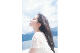 日向坂46金村美玖、真っ白なドレスで風を受ける儚げな姿 2nd写真集先行カット第17弾解禁【機微】 画像