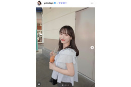サッカー日本代表 上田綺世選手の美人妻、膝に乗せた赤ちゃんの後ろ姿公開「真ん丸頭が愛おしい」「幸せ空間」と反響 画像