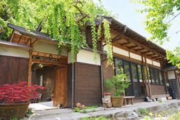 東京・檜原村に“1日1組限定”古民家宿「VILLA ONE-YA」誕生 サウナや犬との滞在も楽しめるヴィラ