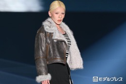 とうあ、 スリットから美脚のぞかせる ゼブラ柄トップス×ムートンジャケットでクールな着こなし【TGC北九州2026】 画像