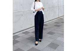 抜け感シアー×美脚トラウザー。白トップスのきれいめ秋スタイル【40代の毎日コーデ】