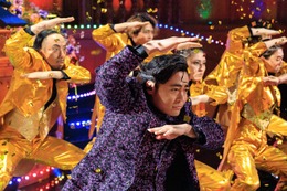 武将、僧侶、奇抜なダンス…山田孝之演じるK井K一の七変化　Netflixシリーズ「国民クイズ」場面カット