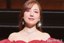 平原綾香、胸元際立つフォーマルドレス姿に反響「透明感が凄い」「気品が溢れてる」