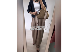 羽織るだけでバランスが整う。「ボクシーシルエットの短め丈シャツ」で仕上げる脚長シルエットコーデ【40代の毎日コーデ】