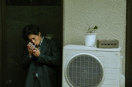 小栗旬、色気とアウトローな魅力漂う『バッド・ルーテナント：トウキョウ』本編映像
