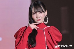 ≠ME鈴木瞳美、タイトミニの韓国風制服姿で美脚スラリ「似合いすぎる」「脚に見惚れちゃう」と反響