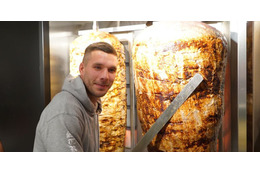 ポドルスキ好かれ過ぎ！彼が切るケバブ、「5時間待ち」も 画像