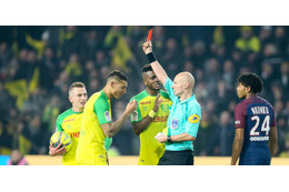 仰天！PSG戦で「主審が選手に報復キック！」なんと選手が退場に 画像