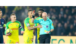 選手に「報復キック」の主審、あやまる 画像