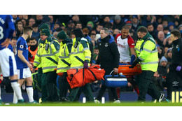プレミアリーグで衝撃的骨折…蹴られた足が完全に折れる 画像