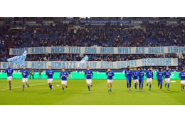 主力が宿敵に“0円移籍“…怒りのシャルケサポ、掲げた「横断幕」が恐怖だった 画像