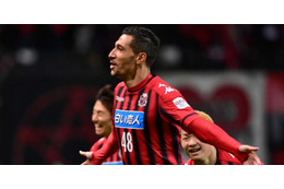 札幌FWジェイ、「仰天デザイン」のスパイクを披露！なんと息子の顔をプリント 画像