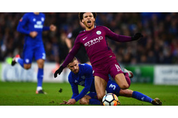 恐怖のタックルでサネを負傷させたDF、謝罪する 画像