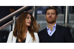 シャビ・アロンソ、日本に向け出発！美人妻も一緒だ 画像