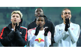 面白すぎでしょ！ブンデスクラブの公式Twitter、対戦相手と試合中にゲームやる 画像