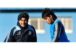 マラドーナ、娘と離婚のアグエロを許さず？「顔面塗り潰し」が話題に 画像