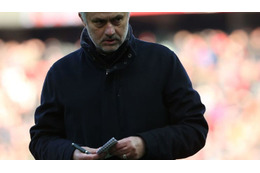 モウリーニョ、交代選手に「秘密のメモ」ウィリアンの覗き見が話題 画像