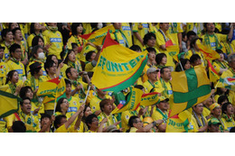 J2開幕戦をスタジアムで観戦した「セクシー女優」って誰？ 画像