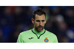 場内騒然…元レアルやミランのGKディエゴ・ロペスが昏倒、病院へ 画像