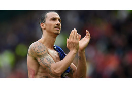 イブラヒモヴィッチ、ついにLAに降臨！いきなり空港でファンサービス 画像