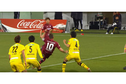 ポドルスキ、これが世界レベルの技術！観客をザワつかせた「豪快ボレー」を見たか 画像