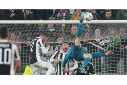 ロナウドの「衝撃バイシクル弾」！なんとバルサ選手も絶賛する 画像