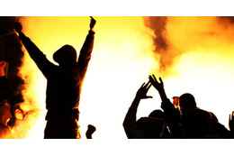 狂ってる…ファンの投げた爆竹がGKを襲う！3度もやって試合中止に 画像