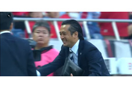 浦和の大槻毅監督、ピッチを去る際に見せたあまりに優しい「表情」とは 画像