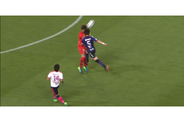 GK東口とDF三浦の衝突…その時、試合を止めようとしたC大阪の選手って？ 画像