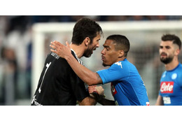 ブッフォンはプロの鑑！黒星のナポリ戦後、相手選手と「握手」する神対応 画像