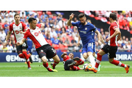 吉田麻也もやられた…FWジルー、圧巻の「3人抜きゴール」を見たか 画像