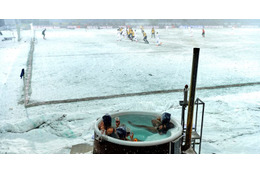 雪のなか美女が「プールで試合観戦」！仰天の“ジャグジー席”が登場 画像