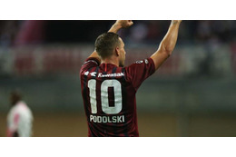 ポドルスキ、圧巻の2ゴール！直接FK＆強烈ミドルを見るっきゃない 画像