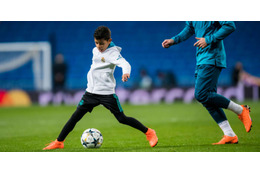 ロナウド息子、レアル選手のパスをなんと「アクロバティック」にゴール！ 画像