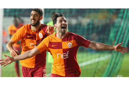 長友のアシストで！ガラタサライ選手が「超ゴール」！お辞儀ポーズも 画像