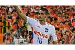 元新潟チアゴ・ガリャルド、開幕戦でひやり…ピッチに倒れ込む 画像