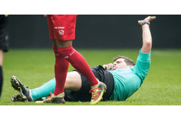 選手が主審にイエローカードを突きつける動画が話題！なにがあった？ 画像