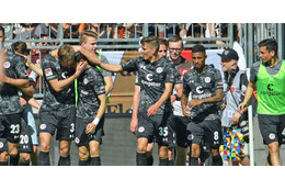 ザンクト・パウリ、怪我の宮市を全員で応援！日本語ユニでピッチへ 画像