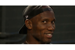 またスキンヘッドになったドログバ、試合中にキッズから“聖水”ゲット 画像