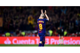 イニエスタ、最後のクラシコで着たユニフォームをレアル選手にあげる 画像