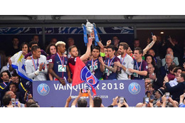 PSG、前代未聞のサプライズ！なんと相手の主将と一緒にトロフィー掲げる 画像